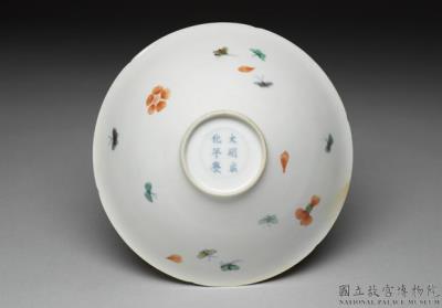 图片[3]-Bowl with lobed rim and wucai polychrome decoration of plum blossoms and butterflies, Ming dynasty, Chenghua reign (1495-1487)-China Archive